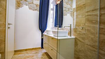 Dusche, Haartrockner, Handtücher, Seife