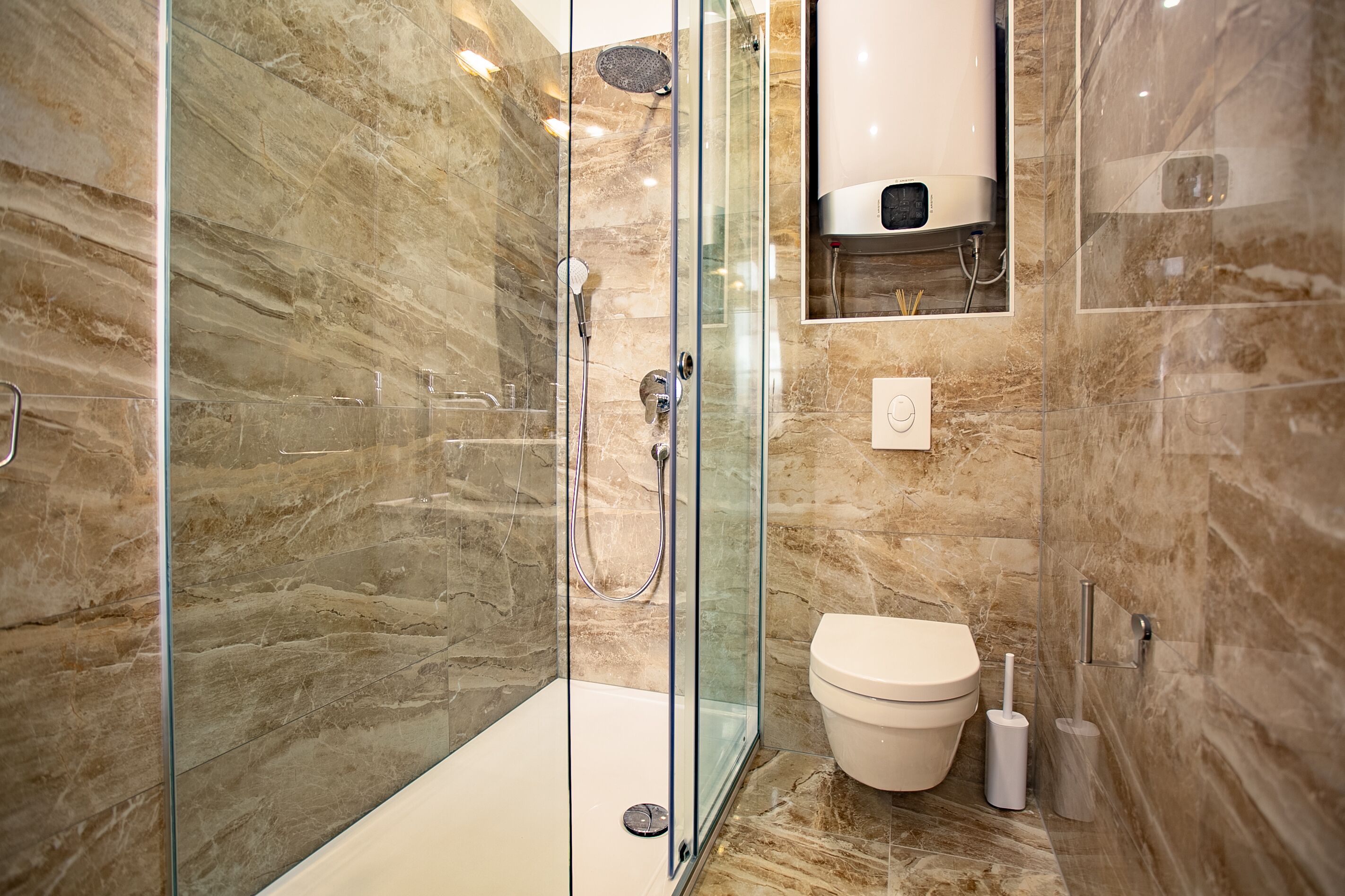 Bruser, hårtørrer, håndklæder, Sæbe