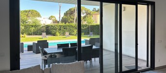 Villa with swimming pool 5 minutes walk from Mas Pinell beach!