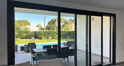 Villa with swimming pool 5 minutes walk from Mas Pinell beach!