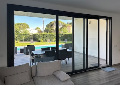 Villa with swimming pool 5 minutes walk from Mas Pinell beach!