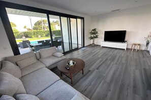 Een smart-tv en een tafeltennistafel