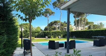 Villa with swimming pool 5 minutes walk from Mas Pinell beach!