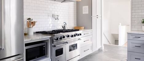 Réfrigérateur, four à micro-ondes, un four, surface de cuisson