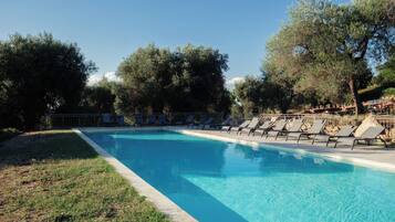 Piscine extérieure (ouverte en saison), chaises longues