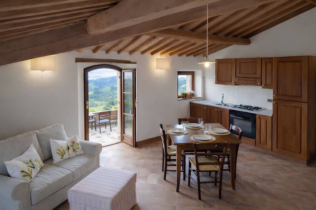 Familieleilighet, 1 soverom, aircondition, dalutsikt | Sengetøy av topp kvalitet, wi-fi (inkludert) og sengetøy