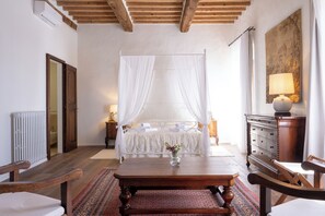 Suite Superior, 2 bagni, vista piscina | Biancheria da letto di alta qualità, Wi-Fi gratuito, lenzuola