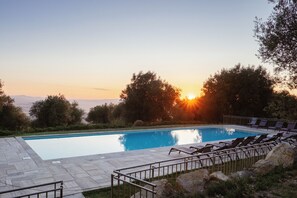 Seasonal outdoor pool, open 8:00 AM to 8:00 PM, sun loungers - Podere Montale Il Borgo (Seggiano)