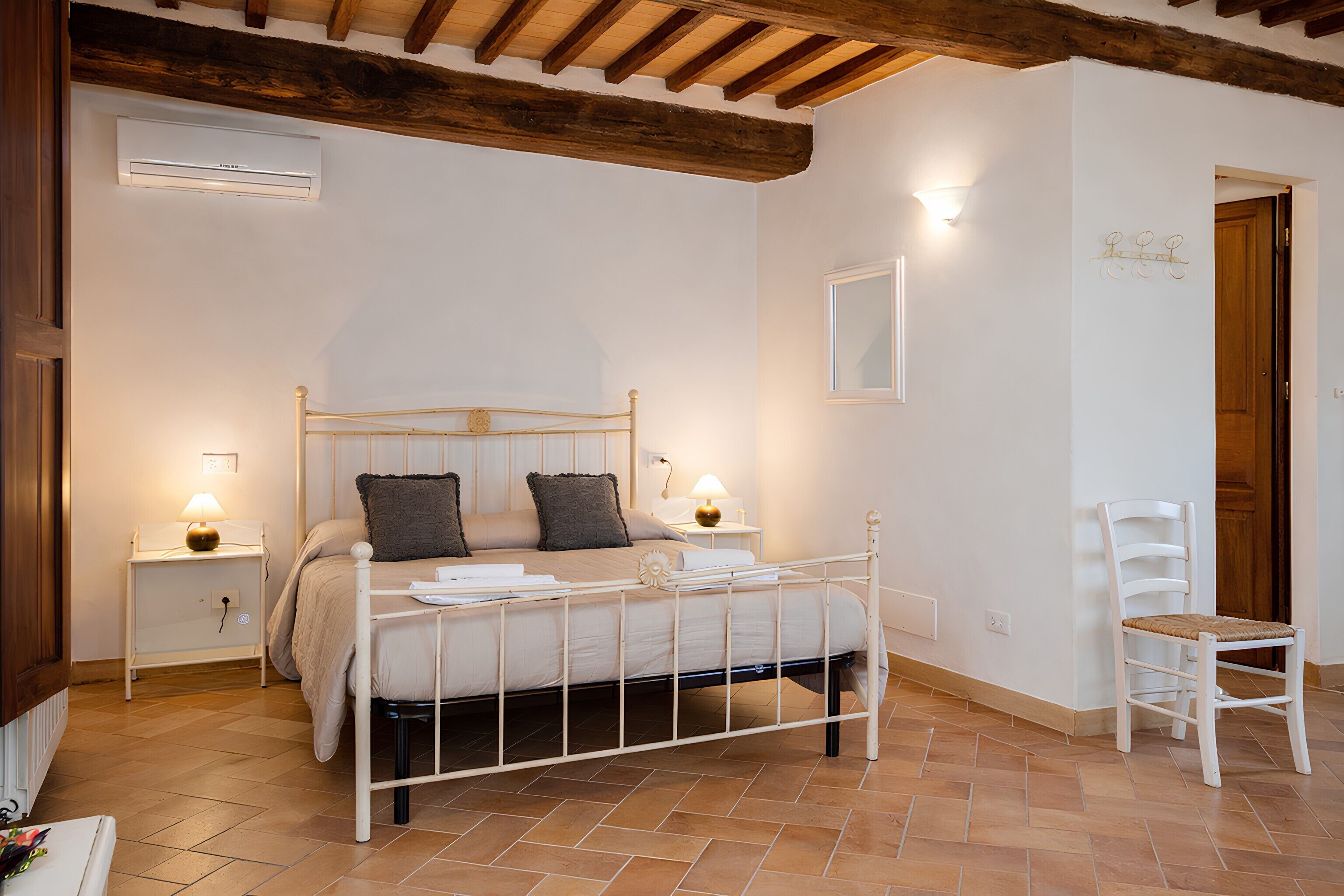 Dobbeltrom – deluxe, 1 queensize-seng, aircondition, hageområde | Sengetøy av topp kvalitet, wi-fi (inkludert) og sengetøy