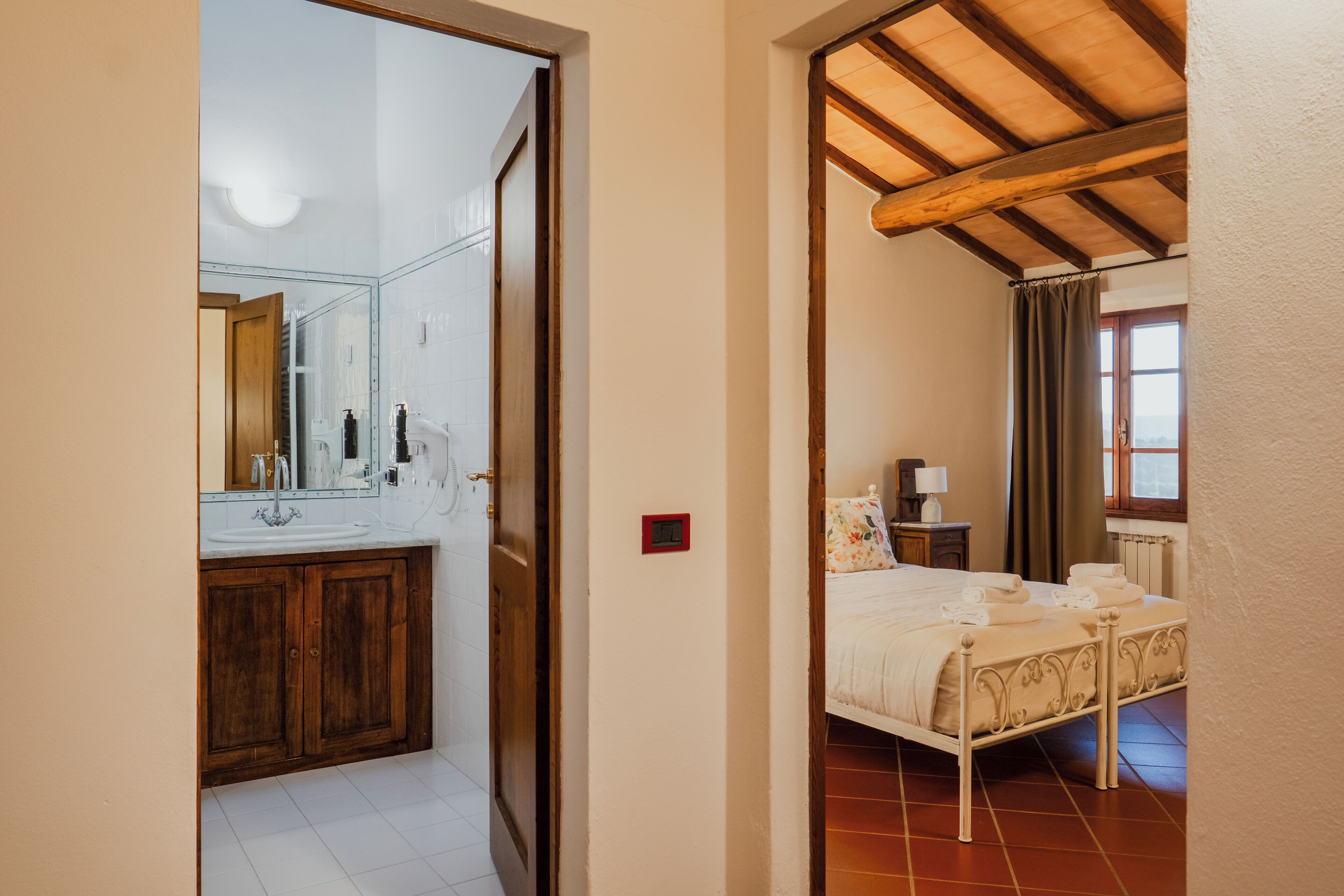 Une chambre à coucher avec un lit, une table de chevet et une fenêtre.