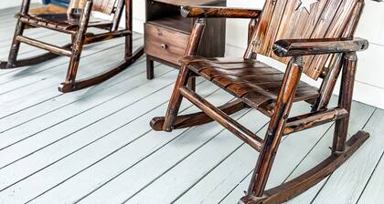 Walk to Main! Hot Tub, Fire Pit, Texas Charm