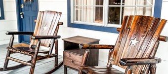 Walk to Main! Hot Tub, Fire Pit, Texas Charm