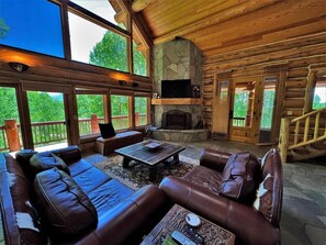 Fernseher, Kamin, DVD-Player, Bücher