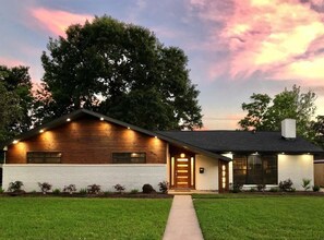 Exterior - Beautiful 3 bedroom close to NRG (6 miles) (Houston)