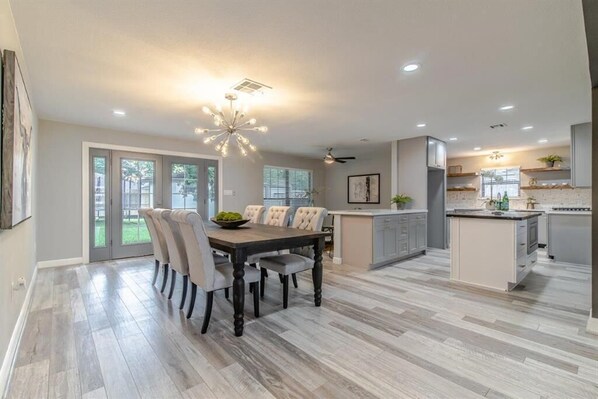 Dining - Beautiful 3 bedroom close to NRG (6 miles) (Houston)