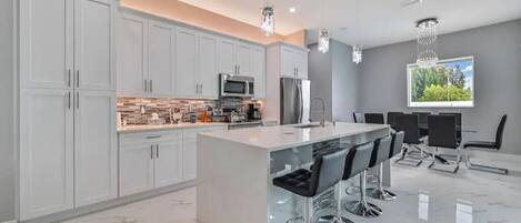 Kühlschrank, Herdplatte, Geschirrspüler, Toaster