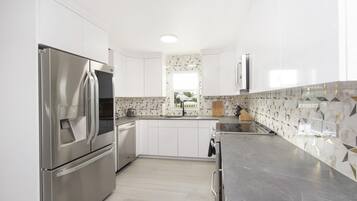 Réfrigérateur, micro-ondes, four, plaque de cuisson