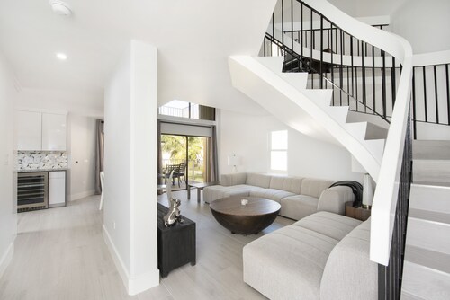 Modern Condo - Seven Mile Beach - Cayman Islands - Walk Everywhere