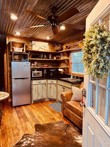 Cozy tiny cabin, kitchenette, private pond for fishing, near lake