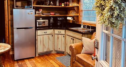 Cozy tiny cabin, kitchenette, private pond for fishing, near lake