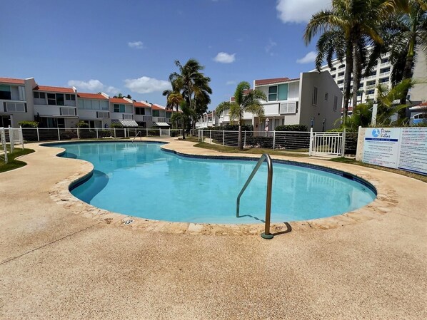 Una piscina al aire libre, una piscina climatizada