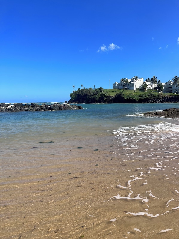En la playa, camastros y toallas de playa