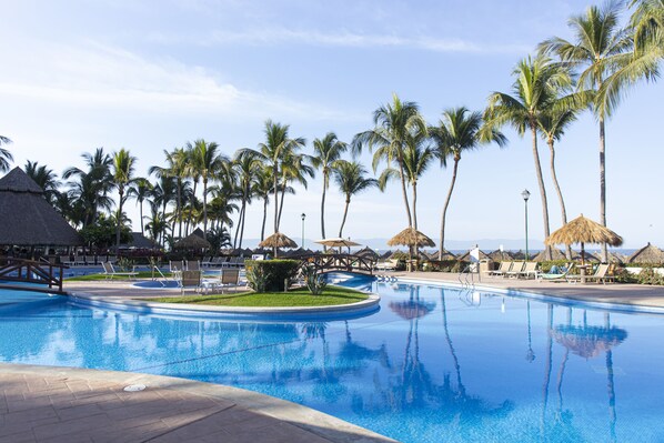 Una piscina al aire libre, una piscina climatizada