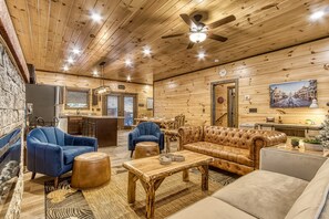 Smart TV, fireplace, video games - Magic Mountain- A mouse's cabin! (Sevierville)