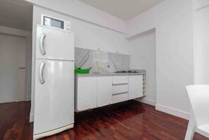 Kühlschrank, Mikrowelle, Ofen, Wasserkocher mit Kaffee-/Teezubehör