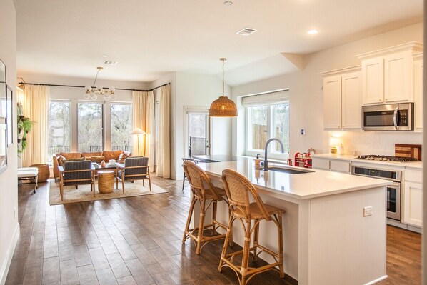 Réfrigérateur, four à micro-ondes, un four, surface de cuisson