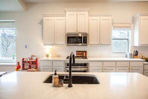 Réfrigérateur, four à micro-ondes, un four, surface de cuisson