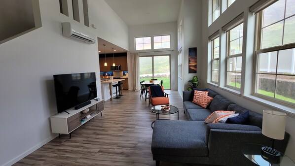 Smart TV, computer monitors - New home. Stunning ocean and mountain views. 5 Minutes from the beach (Waianae)