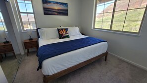 3 bedrooms, desk, iron/ironing board, WiFi - New home. Stunning ocean and mountain views. 5 Minutes from the beach (Waianae)