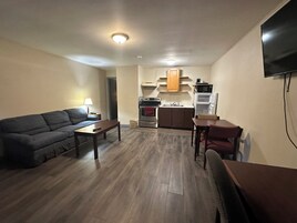 Suite | Zona de estar | Televisión LED de 32 pulgadas con canales por cable, una televisión