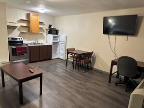 Suite | Private kitchen | Mini-fridge, oven, coffee/tea maker