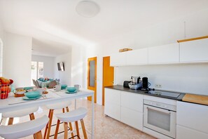 Fridge, oven, dishwasher, coffee/tea maker
