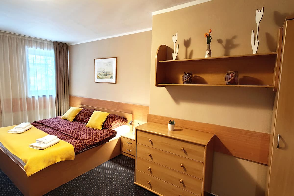 1 bedroom, individually decorated, individually furnished, desk