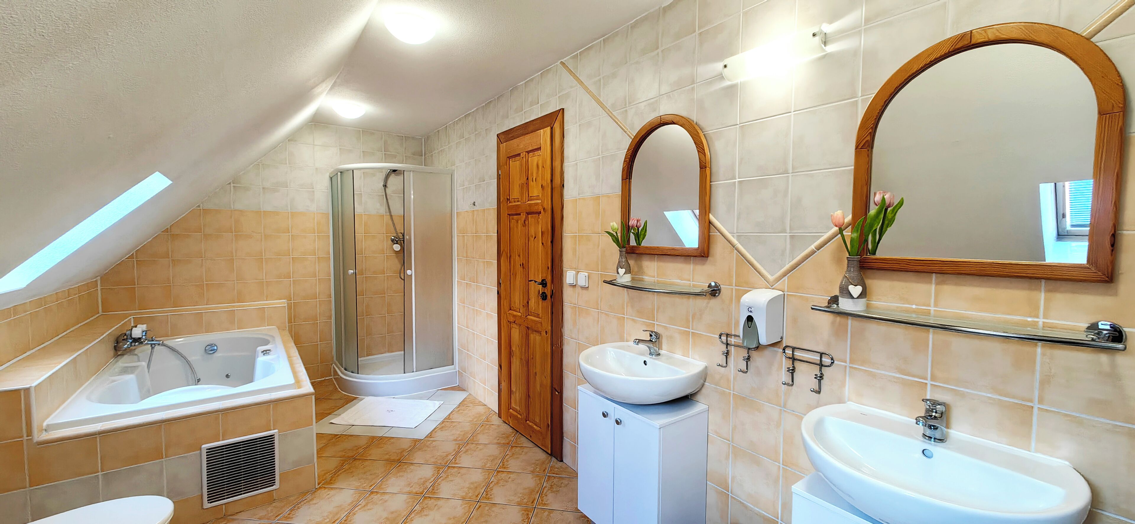 Deluxe-Apartment, 2 Schlafzimmer | Badezimmer | Kostenlose Toilettenartikel, Handtücher, Seife, Shampoo