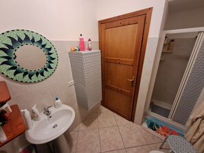 Doccia, asciugacapelli, bidet, asciugamani