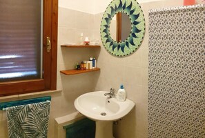 Dusche, Haartrockner, Bidet, Handtücher