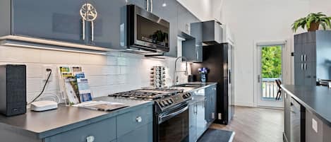 Geladeira, micro-ondas, fogão, cooktop