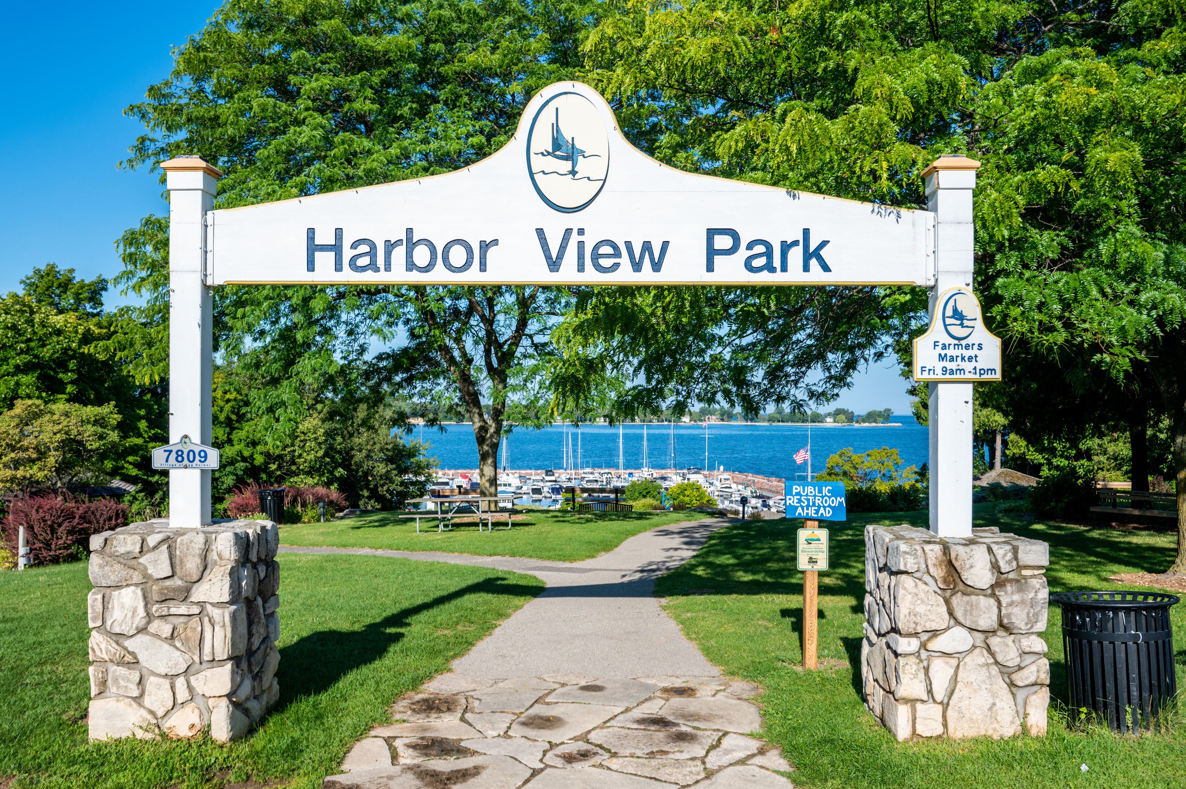 Schild für den Harbor View Park mit Blick auf den Yachthafen und Boote im Hintergrund.