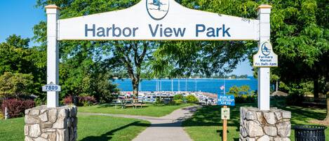 Schild für den Harbor View Park mit Blick auf den Yachthafen und Boote im Hintergrund.