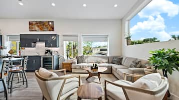 Smart TV, fireplace