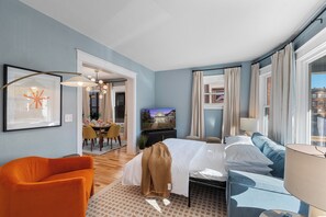 3 bedrooms, desk, iron/ironing board, free WiFi