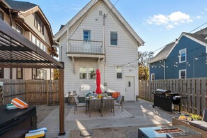 Outdoor dining - Central location, newly remodeled, Backyard, Firepit, Hot Tub, A/C, Pet-Friendly (Milwaukee)