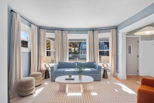 Central location, newly remodeled, Backyard, Firepit, Hot Tub, A/C, Pet-Friendly