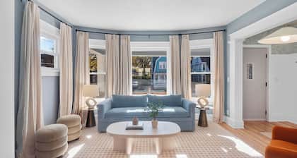 Central location, newly remodeled, Backyard, Firepit, Hot Tub, A/C, Pet-Friendly