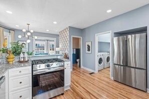 Jääkaappi, mikroaaltouuni, uuni, liesi