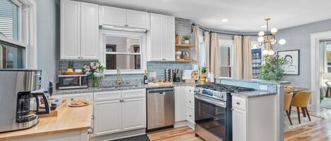 Kylskåp, mikrovågsugn, ugn och spishäll